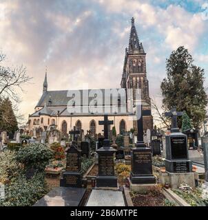 3. DEZEMBER 2017, PRAG, TSCHECHIEN: Friedhof und Dom zu St. Paul und Peter in der Festung Vysehrad Stockfoto