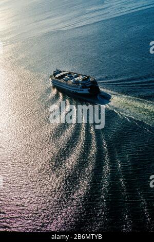 Luftaufnahme der Bainbridge Island Ferry, die in Lake Union, Seattle, Washington State, USA segelt Stockfoto