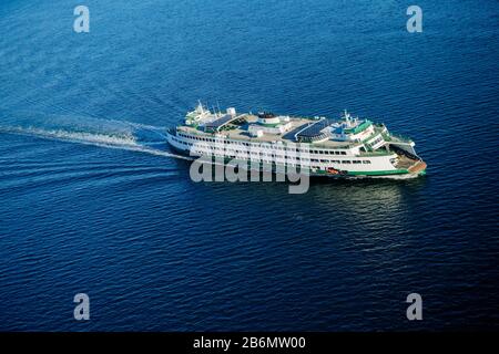 Luftaufnahme der Bainbridge Island Ferry, die in Lake Union, Seattle, Washington State, USA segelt Stockfoto