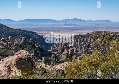 Blick vom Massai Point Trailhead in den Chiricahua Mountains und National Monument mit Säulen oder Totempfählen aus Rhyolith, einem dichten feinen grai Stockfoto