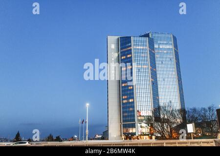 3. DEZEMBER 2017, PRAG, TSCHECHIEN: Wolkenkratzer Corinthia Hotel in der Nacht Stockfoto