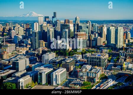 Luftaufnahme der Stadt Seattle mit Mount Rainier im Hintergrund, Washington State, USA Stockfoto