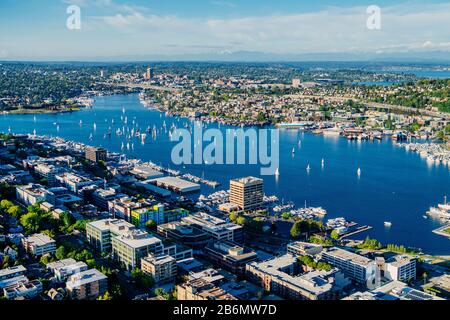 Luftbild von Seattle mit Regatta in Eagle Harbor, Washington State, USA Stockfoto