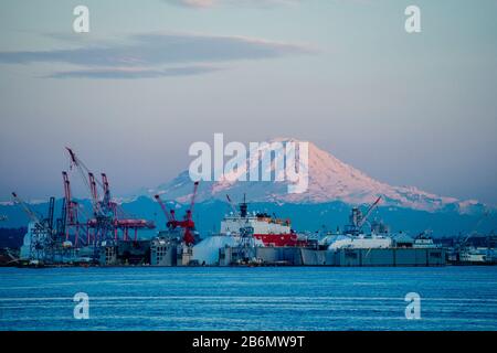 Mount Rainier hinter der Werft bei Sonnenuntergang, Seattle, Washington State, USA Stockfoto