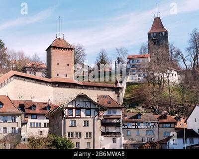 Der Cats Tower und der Rote Turm in Fribourg, Schweiz. Stockfoto