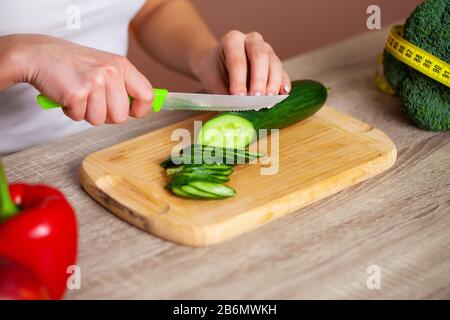 Junge schöne Mädchen, die gesunden Diätsalat zubereiten Stockfoto