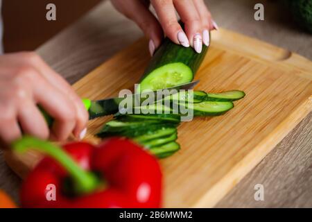 Junge schöne Mädchen, die gesunden Diätsalat zubereiten Stockfoto