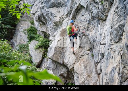 Frau klettert über Klettersteig Zimmereben, bei Mayrhofen, Zillertal, Österreich. Stockfoto