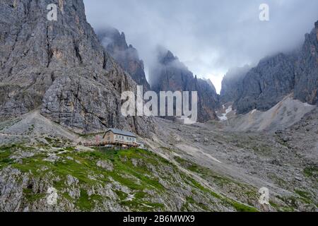 Doles, Italien - 24. August 2019: Langkofel Cirque (Langkofelkar) mit stürmischen Wolken oben. Blick von der Wanderroute, die in der Nähe Von Lan verläuft Stockfoto