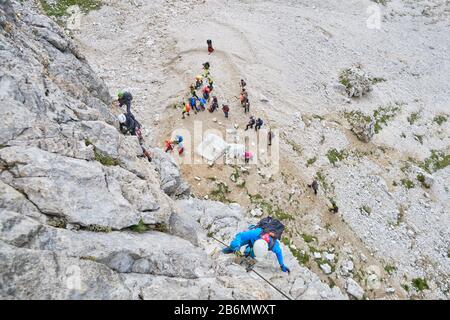 Doles, Italien - 25. August 2019: Viel los über die Kletterroute Cezzare Piazzetta, eine beliebte, klassische Route in den Bergen der Dolden. POV der langen que Stockfoto