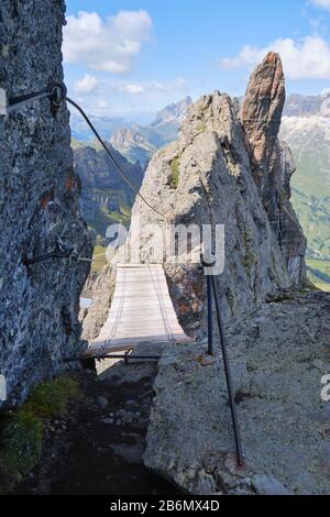 Holzbrücke an der Via ferrata Delle Trincee (was bedeutet: Weg der Schützengräben), Padon Ridge, Berge der Dolden, Italien. Stockfoto