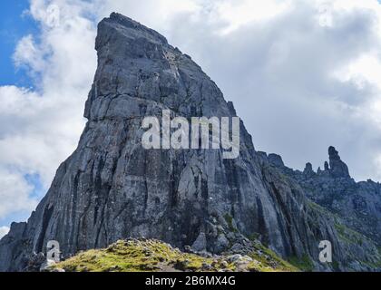 Steile Stirnwand am Beginn der Via ferrata Delle Trincee (was bedeutet: Weg der Schützengräben), Padon Ridge, Berge der Dolden, Italien. Sommerabenteuer tou Stockfoto