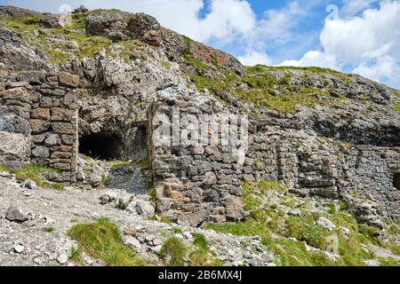 Historische Befestigungen des 1. Weltkriegs an der Via ferrata Delle Trincee (was die Art der Schützengräben bedeutet), mit dem unten liegenden Fee Fedaia im Trentino, in den Dolmen mo Stockfoto