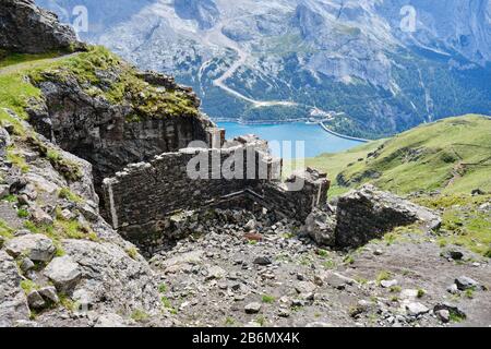 Historische Befestigungen des 1. Weltkriegs an der Via ferrata Delle Trincee (was die Art der Schützengräben bedeutet), mit dem unten liegenden Fee Fedaia im Trentino, in den Dolmen mo Stockfoto