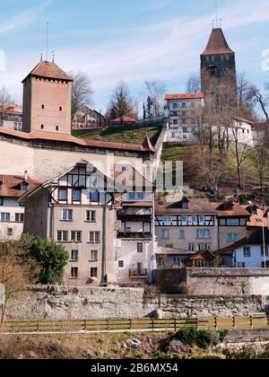 Der Cats Tower und der Rote Turm in Fribourg, Schweiz. Stockfoto