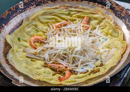 Vietnamesischer Pfannenkuchen mit Garnelen und Gemüse - Banh Xeo Stockfoto