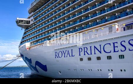 Cork, Irland - 7. August 2018: Die Royal Princess ankerte im Hafen von Cobh, im Cork County, Irland im Rahmen einer Tour durch die britische Insel. Stockfoto