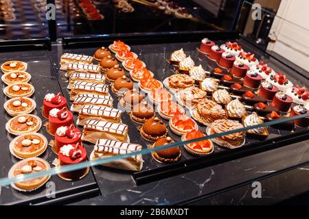 Verschiedene Arten von Kuchen im Fenster der Konditorei Stockfoto