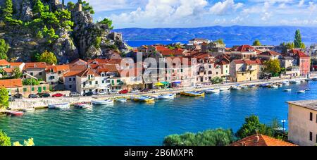 Traditionelle bunte Häuser in der Stadt Omis, Kroatien. Stockfoto