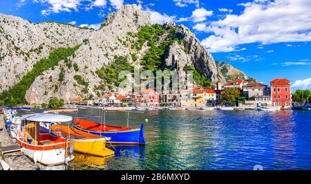 Schöne Stadt Omis, Blick auf bunte Häuser, Berge und alte Burg, Kroatien. Stockfoto