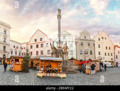 Cesky KRUMLOV, TSCHECHIEN - 06. DEZEMBER 2017: Die Pestsäule am Hauptplatz der Stadt mit weihnachtsmarkt Stockfoto