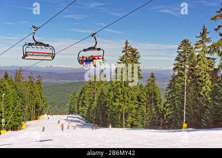 Martinovi Baraki 1 Skipiste und neuer 6-Mann-Sessellift im Skigebiet Borovets, Targowischte, Bulgarien. Stockfoto