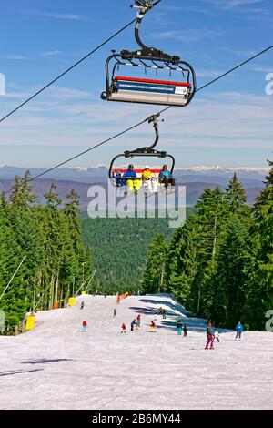 Martinovi Baraki 1 Skipiste und neuer 6-Mann-Sessellift im Skigebiet Borovets, Targowischte, Bulgarien. Stockfoto