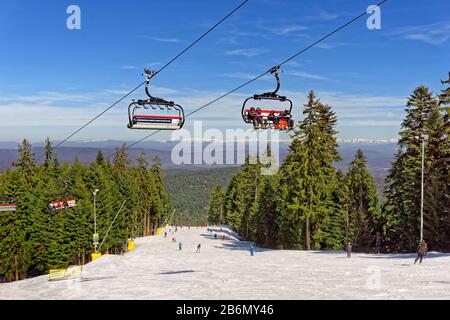 Martinovi Baraki 1 Skipiste und neuer 6-Mann-Sessellift im Skigebiet Borovets, Targowischte, Bulgarien. Stockfoto