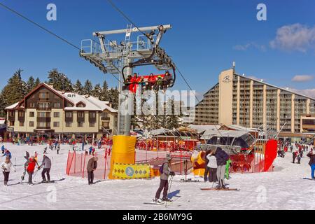 Neuer 6-Mann-Sessellift in der Nähe von Ice Angels Hotel und Rila Hotel im Skigebiet Borovets, Targovishte, Bulgarien. Stockfoto