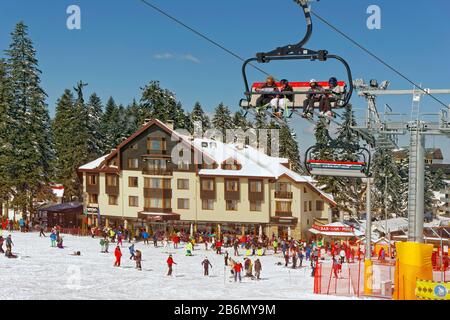 Hotel Ice Angels und Martinovi Baraki Sesselbahn am Borovets Ski Resort, Targovishte, Bulgarien. Stockfoto