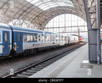 Prag, TSCHECHIEN - 07. DEZEMBER 2017: Der Zug am Bahnsteig am Prager Hauptbahnhof Stockfoto
