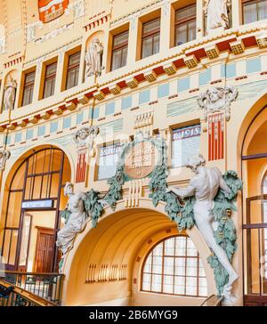 Prag, TSCHECHIEN - 07. DEZEMBER 2017: Interieur des historischen Hauptbahnhofs in Prag im Stil des Barock Stockfoto