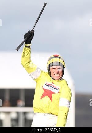 Jockey Harry Skelton feiert den Sieg beim Betway Queen Mother Champion Chase am zweiten Tag des Cheltenham Festivals auf der Cheltenham Racecourse. Stockfoto