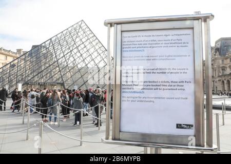 CORONAVIRUS: LOUVRE SCHRÄNKT DEN EINTRITT EIN Stockfoto