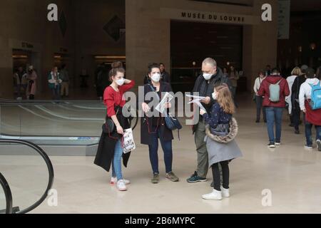 CORONAVIRUS: LOUVRE SCHRÄNKT DEN EINTRITT EIN Stockfoto