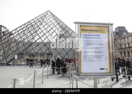 CORONAVIRUS: LOUVRE SCHRÄNKT DEN EINTRITT EIN Stockfoto