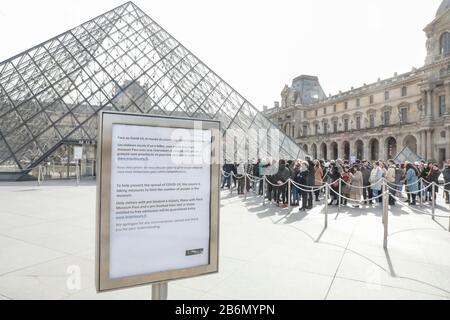 CORONAVIRUS: LOUVRE SCHRÄNKT DEN EINTRITT EIN Stockfoto