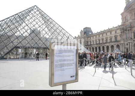 CORONAVIRUS: LOUVRE SCHRÄNKT DEN EINTRITT EIN Stockfoto