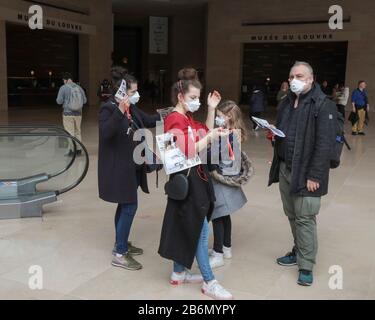 CORONAVIRUS: LOUVRE SCHRÄNKT DEN EINTRITT EIN Stockfoto