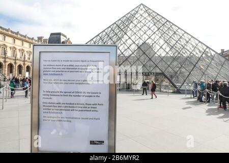 CORONAVIRUS: LOUVRE SCHRÄNKT DEN EINTRITT EIN Stockfoto