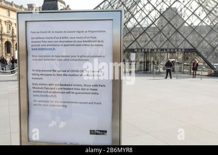 CORONAVIRUS: LOUVRE SCHRÄNKT DEN EINTRITT EIN Stockfoto