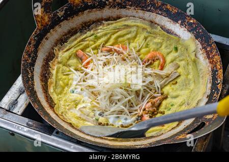 Vietnamesische lokale Küche - Garnelenpfannkuchen mit Bohnensprossen gefüllt Stockfoto