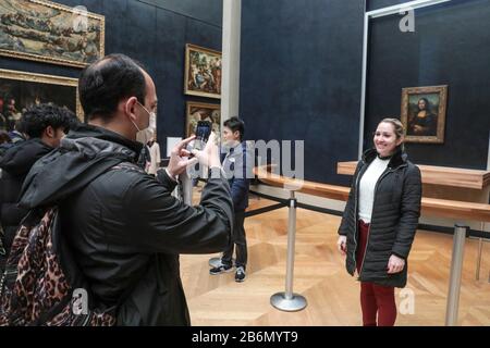 CORONAVIRUS: LOUVRE SCHRÄNKT DEN EINTRITT EIN Stockfoto