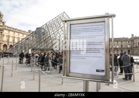 CORONAVIRUS: LOUVRE SCHRÄNKT DEN EINTRITT EIN Stockfoto