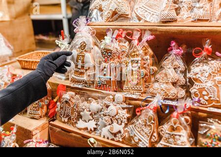 Traditionelles tschechisches Süßspeisen-Lebkuchen auf dem Weihnachtsmarkt in Prag. Souvenirverkauf Konzept Stockfoto