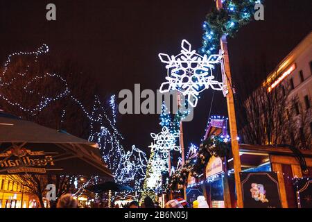 Prag, TSCHECHIEN - DEZEMBER 2017: Neujahr- und Weihnachtsmarkt auf dem Prager Zentralplatz. Stockfoto