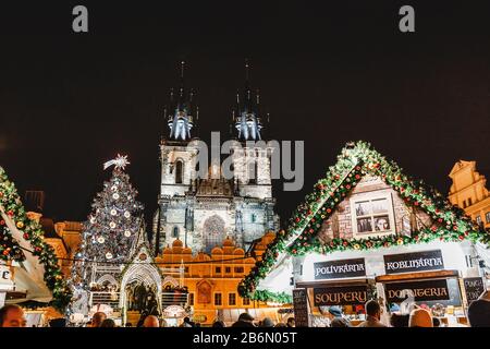 Prag, TSCHECHIEN - DEZEMBER 2017: Neujahr- und Weihnachtsmarkt auf dem Prager Zentralplatz. Stockfoto