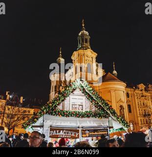 Prag, TSCHECHIEN - DEZEMBER 2017: Neujahr- und Weihnachtsmarkt auf dem Prager Zentralplatz. Stockfoto