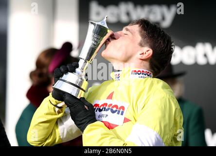 Jockey Harry Skelton feiert den Sieg beim Betway Queen Mother Champion Chase am zweiten Tag des Cheltenham Festivals auf der Cheltenham Racecourse. Stockfoto