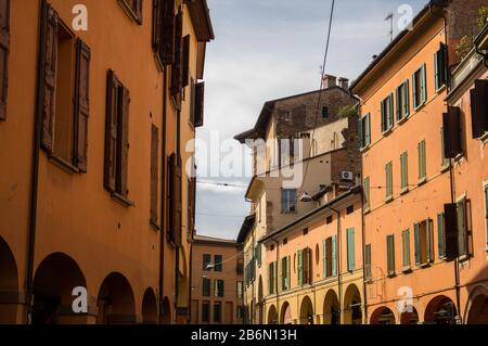 Zu den Schönheiten Italiens gehören die Gassen von Bologna, die am meisten unterirdisch zu besichtigen sind Stockfoto